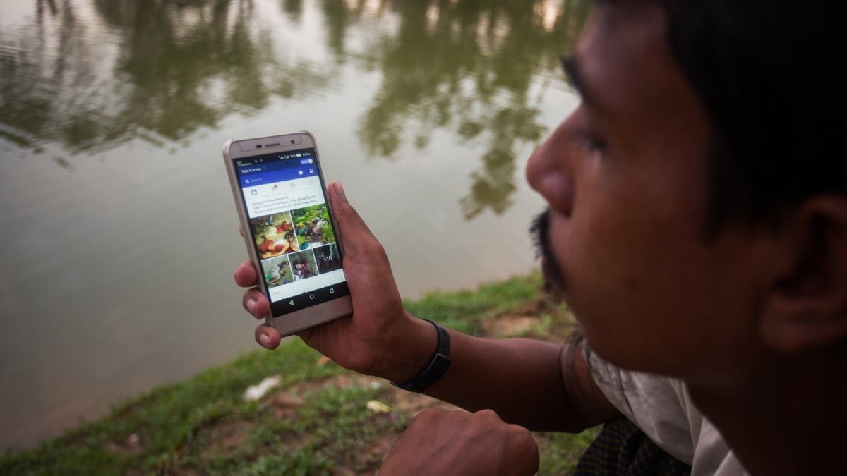 Facebook proíbe o líder militar de Myanmar por incentivar atos violentos.