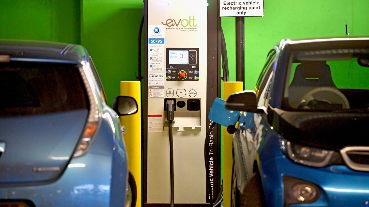 A Europa lidera significativamente em relação aos Estados Unidos no que diz respeito a carros elétricos.