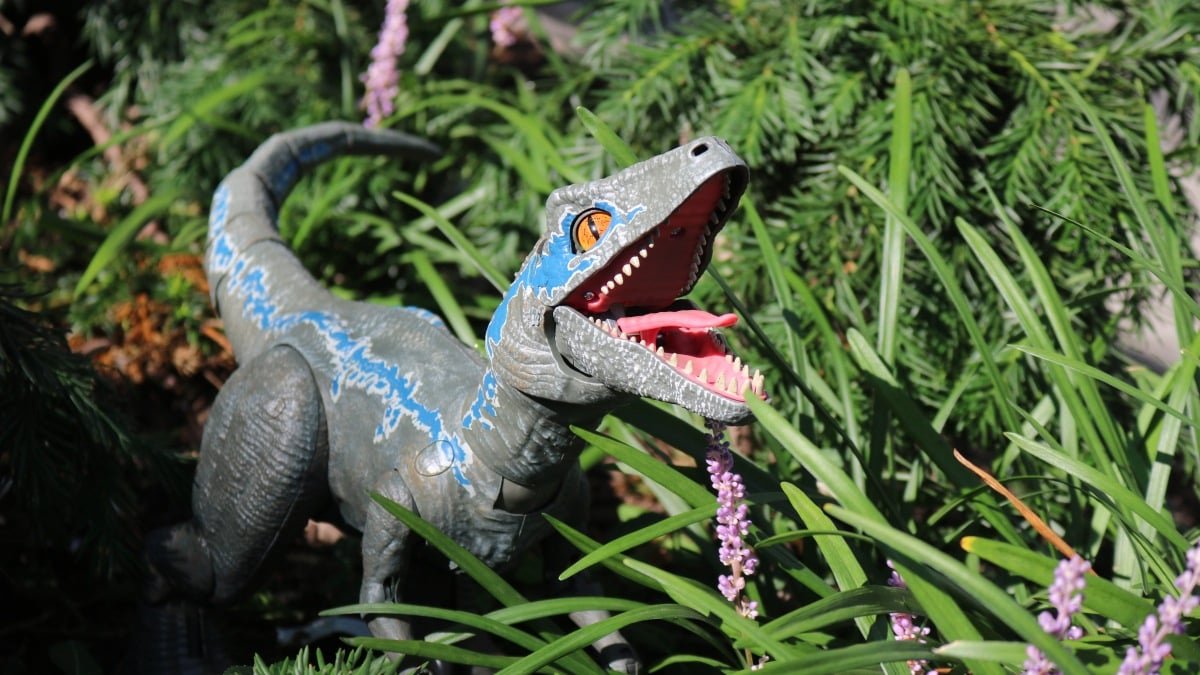 Reformulação: Revisão azul da Formação Mattel Alpha: um adorável robozinho raptor que pode ser treinado.