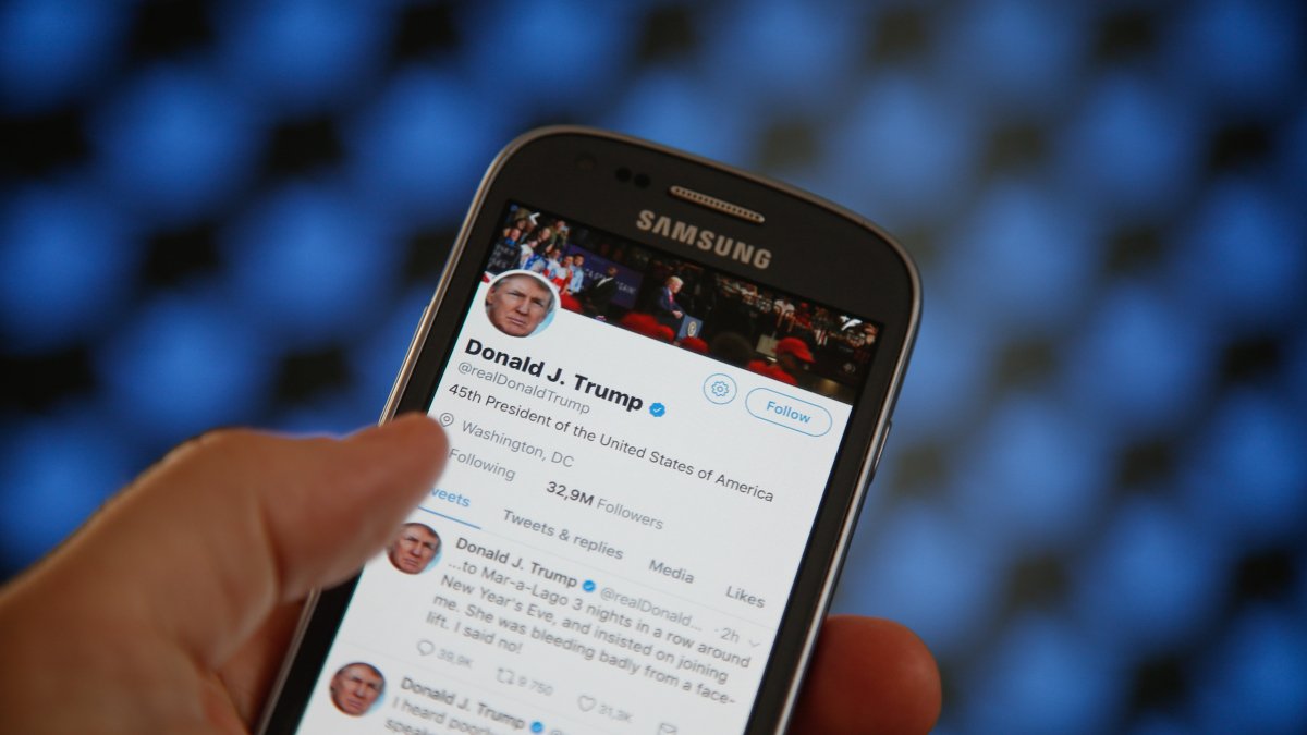 Decisão judicial obriga o Presidente Trump a permitir que dezenas de usuários do Twitter tenham acesso à sua conta.