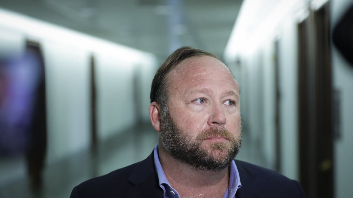 Twitter bane Alex Jones e InfoWars permanentemente.