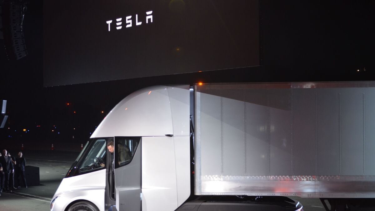 O caminhão semi elétrico da Tesla foi avistado novamente em sua jornada pela estrada secreta.