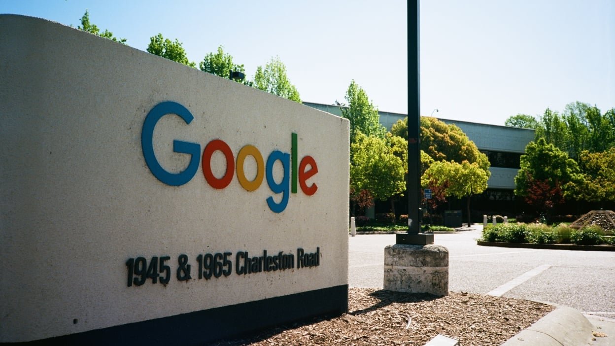 Your Android phone pings Google a lot more than you might think