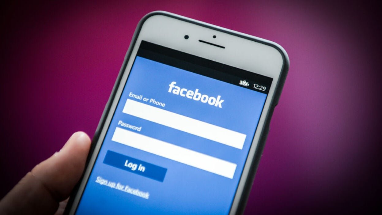 Facebook temporarily removed status updates cross-posted from Twitter